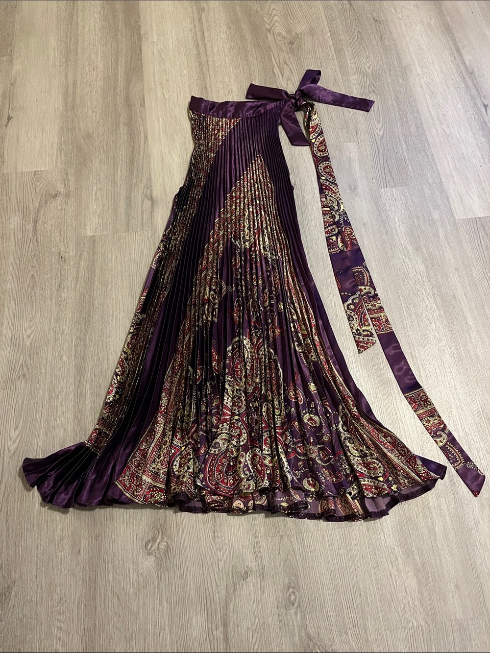 Pleated Paisley midi dress Rich Purple